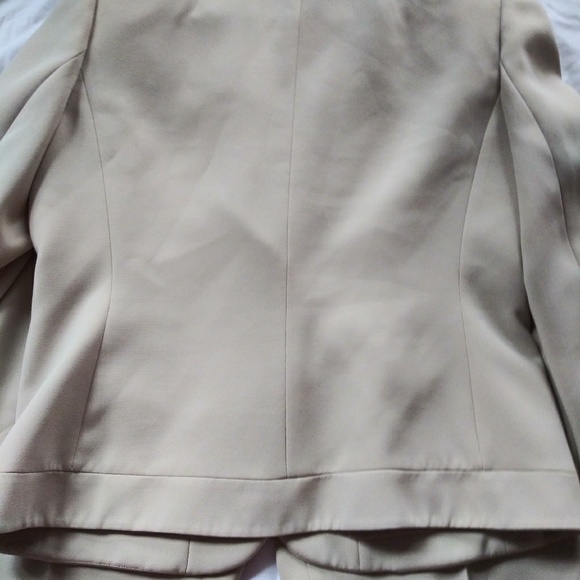 Tahari. 2 piece pant suit - Picture 5 of 8